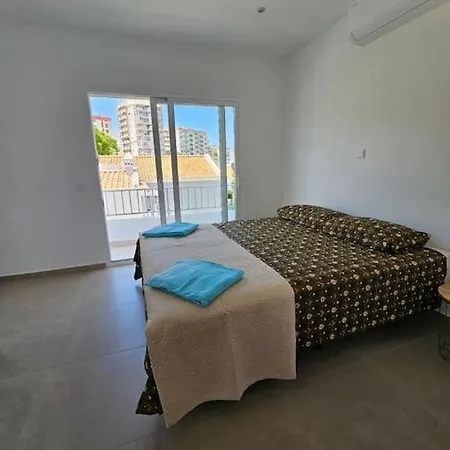 Sunset 1st F, 아파트